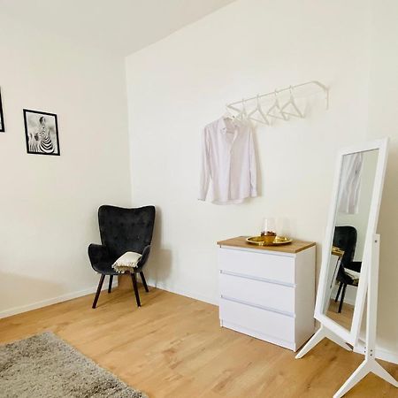 Stilvolles Apartment In Zentraler Lage - Smart-Tv, Queensize-Bett, Altbaustil, Kueche In City-Naehe Erfurt Esterno foto